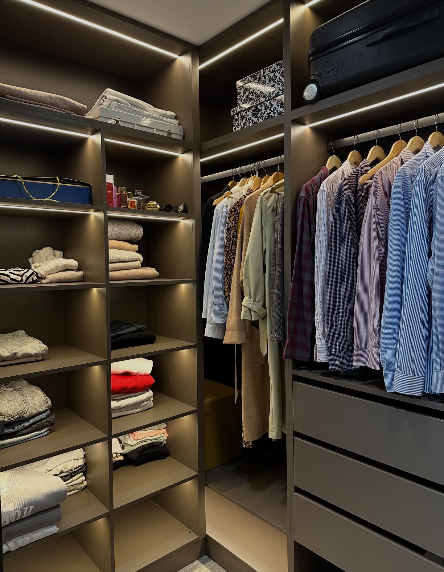 Walk-in dressing iluminat LED
