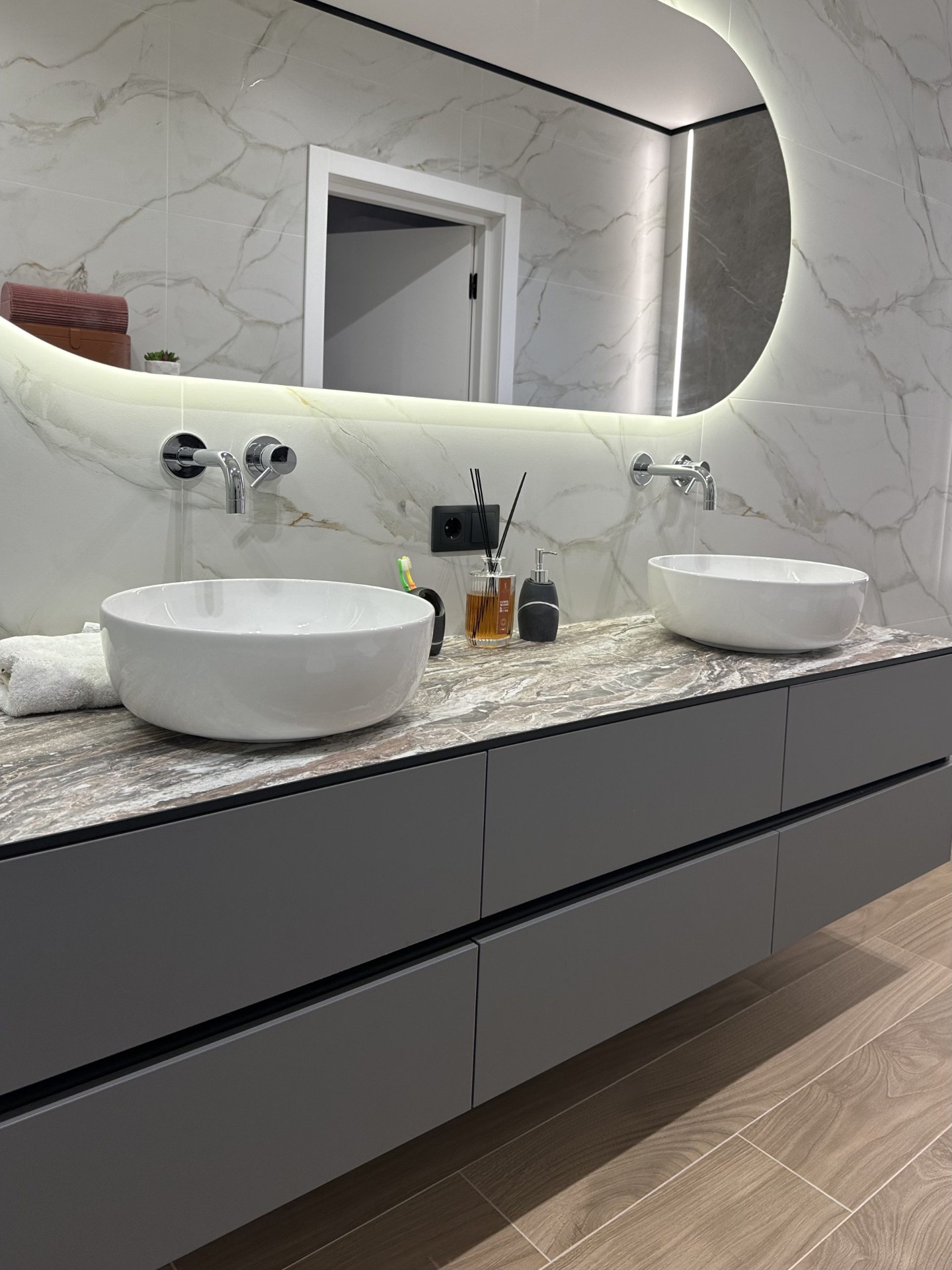Baie cu mobilier suspendat